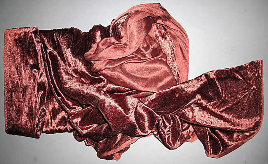 Vải có tạo vòng lông từ xơ staple 100% polyeste, có chiều rộng không nhỏ hơn 63,5 mm nhưng không quá 76,2 mm, phù hợp để sử dụng trong sản xuất con lăn sơn